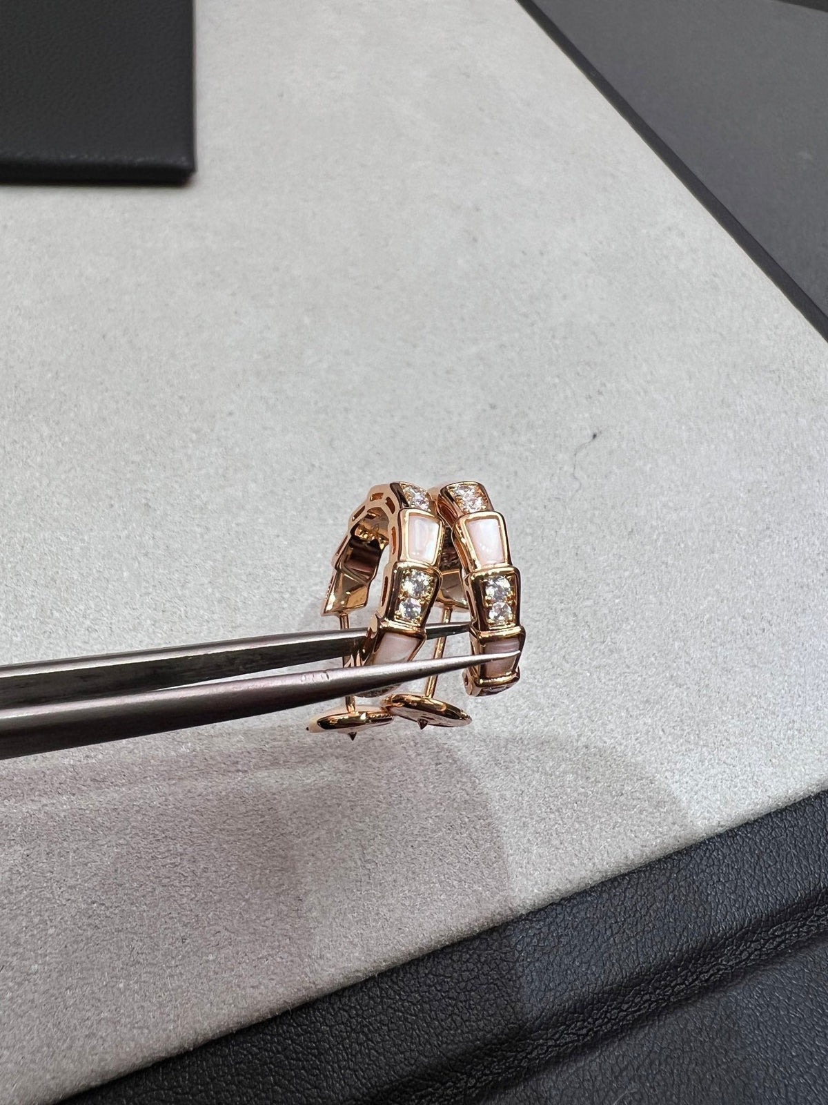[⭐Shinejoy]SERPENTI MOP PINK GOLD EARRINGS