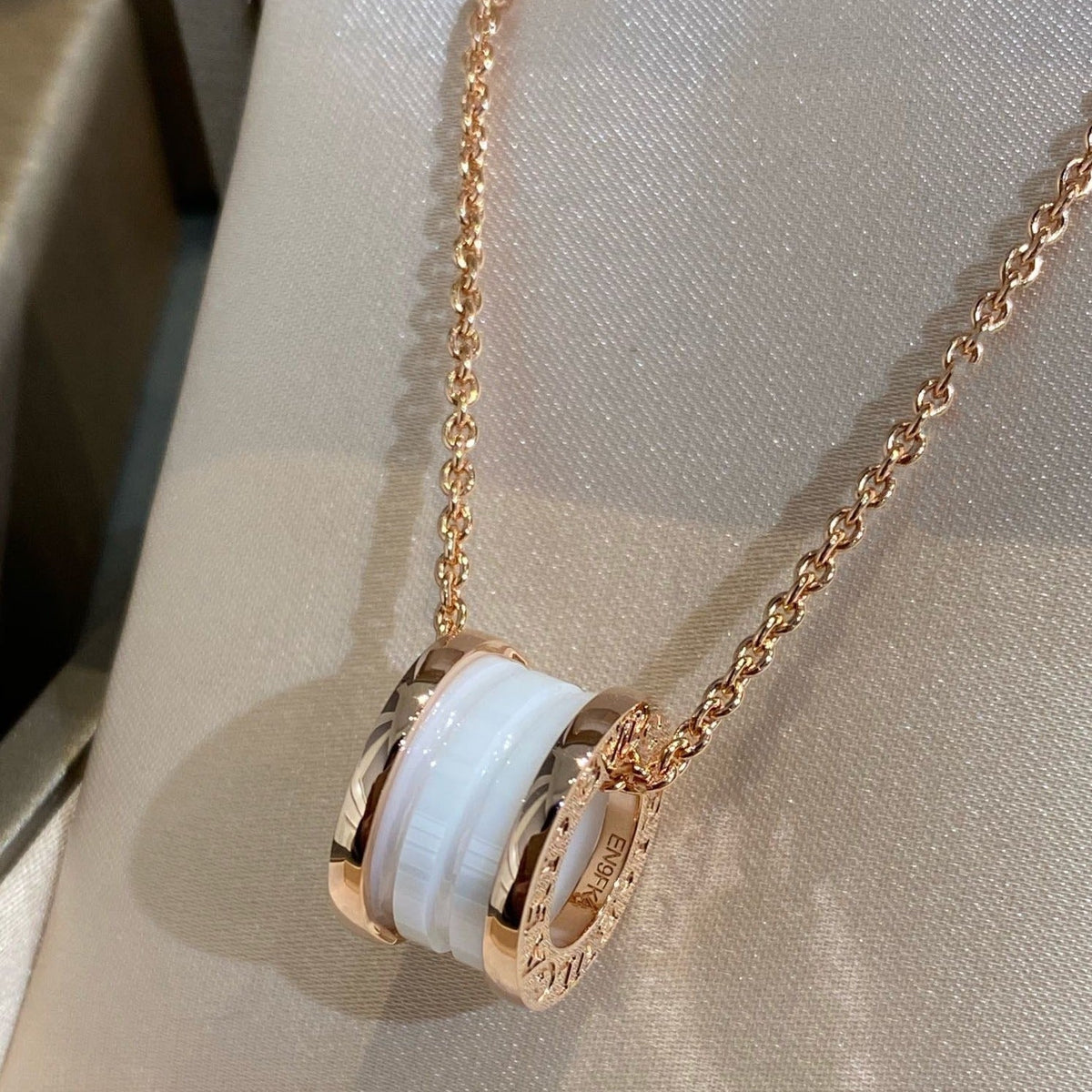 [⭐Shinejoy]ZERO 1 WHITE CERAMIC PINK GOLD NECKLACE