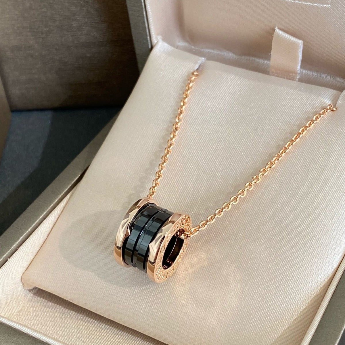 [⭐Shinejoy]ZERO 1 BLACK CERAMIC PINK GOLD NECKLACE