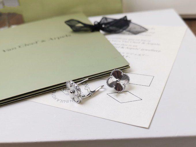 [Shinejoy]CLOVER MEDIUM STUD EARRINGS